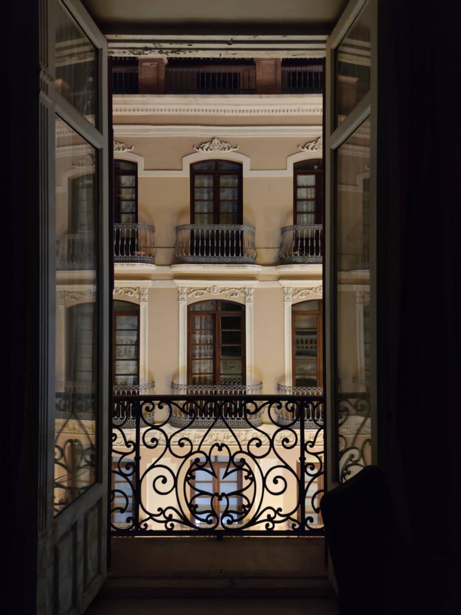 Historic 19th-century With Balcony Overlooking Plaza Apartamento *