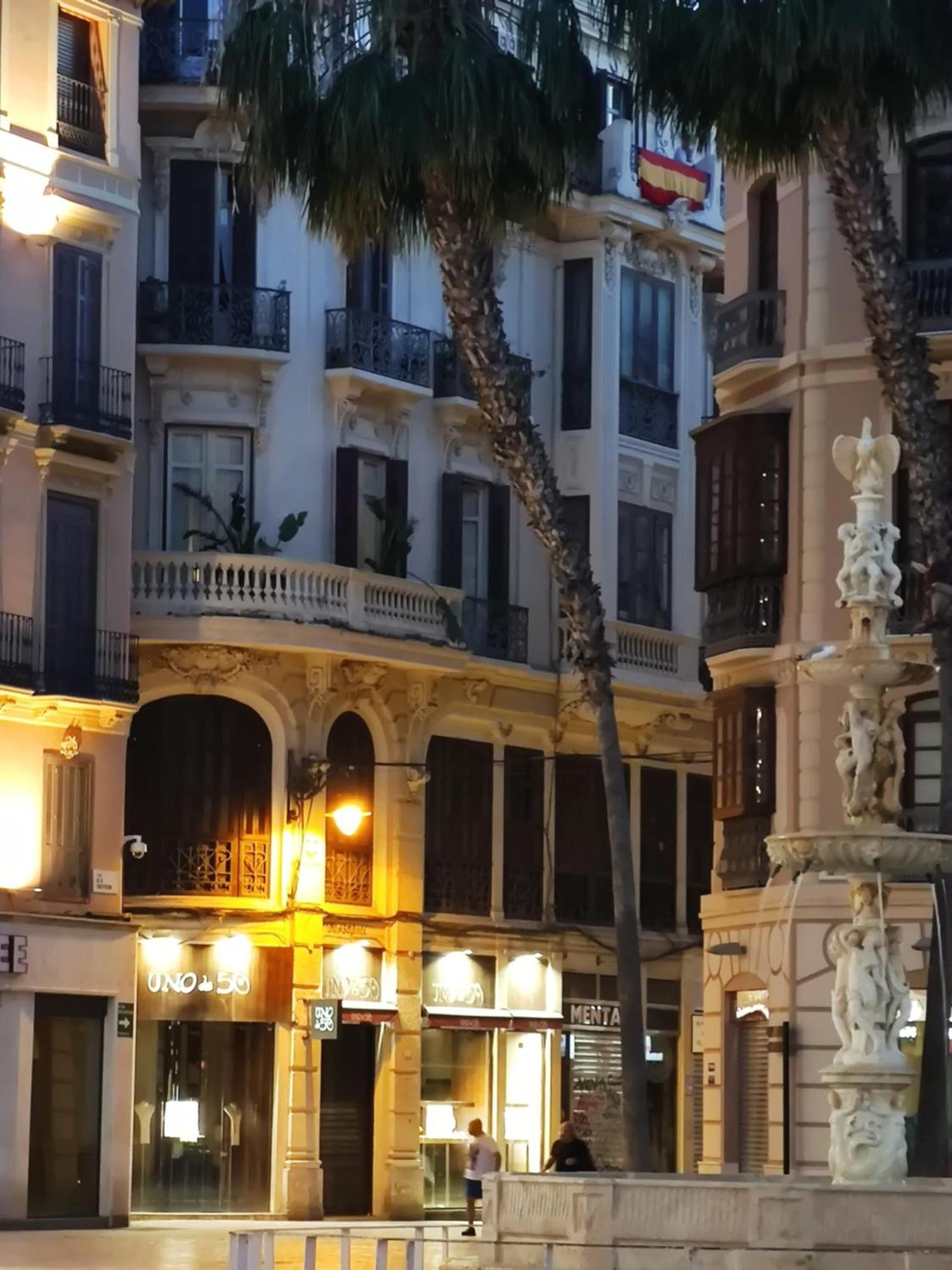 Historic 19th-century With Balcony Overlooking Plaza Apartamento