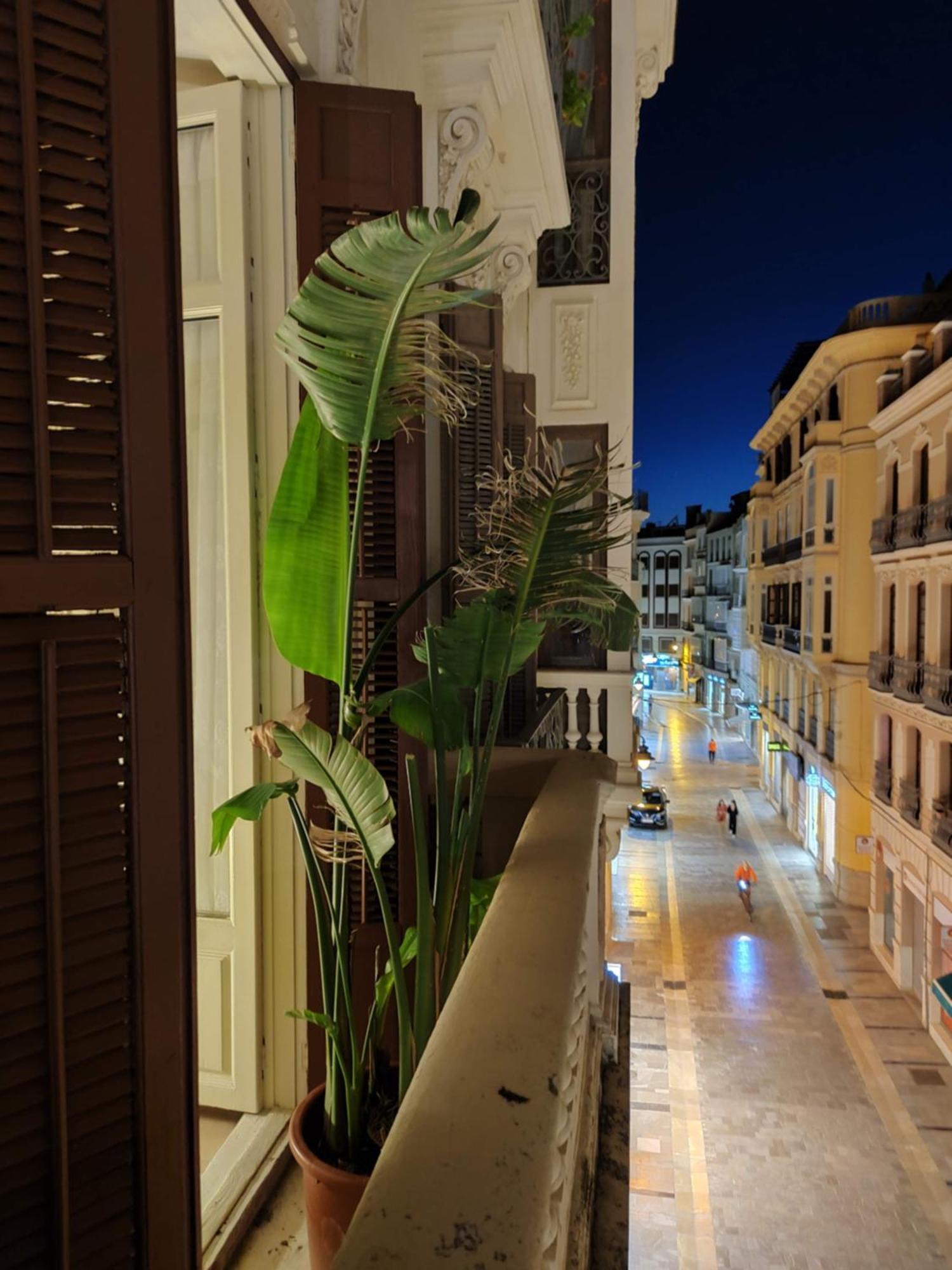 Historic 19th-century With Balcony Overlooking Plaza Apartamento