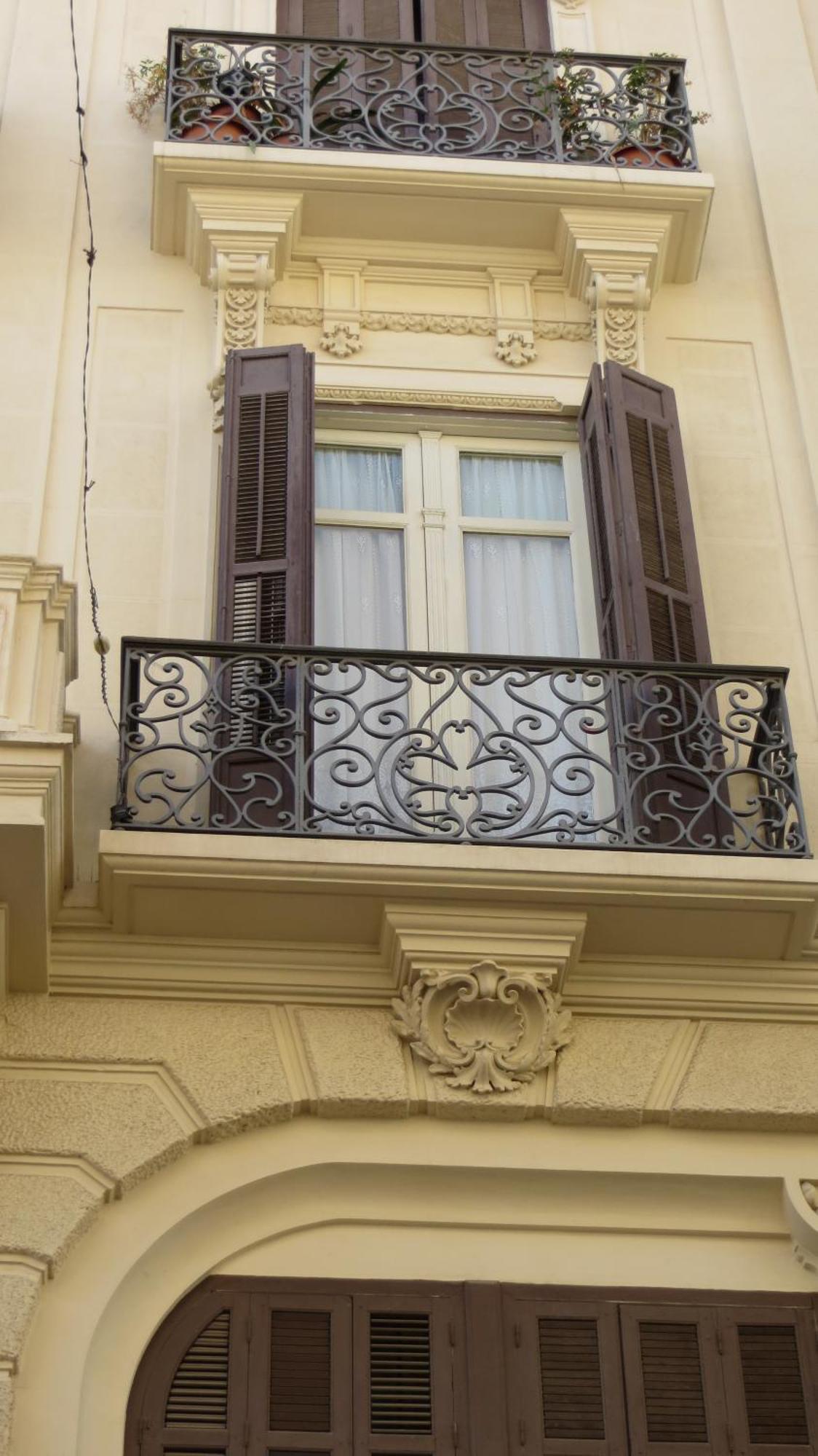 Historic 19th-century With Balcony Overlooking Plaza Apartamento *