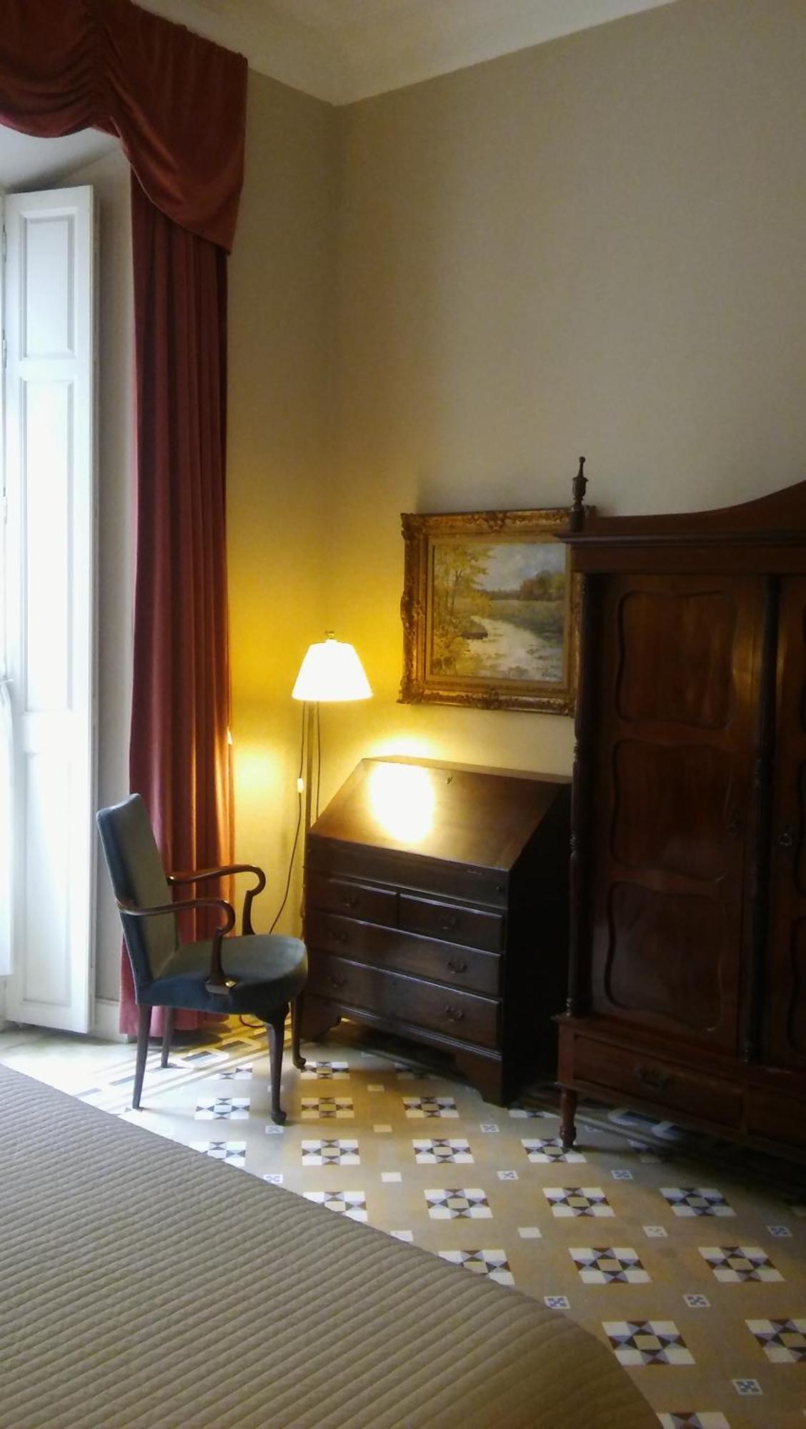 Historic 19th-century With Balcony Overlooking Plaza Apartamento Málaga