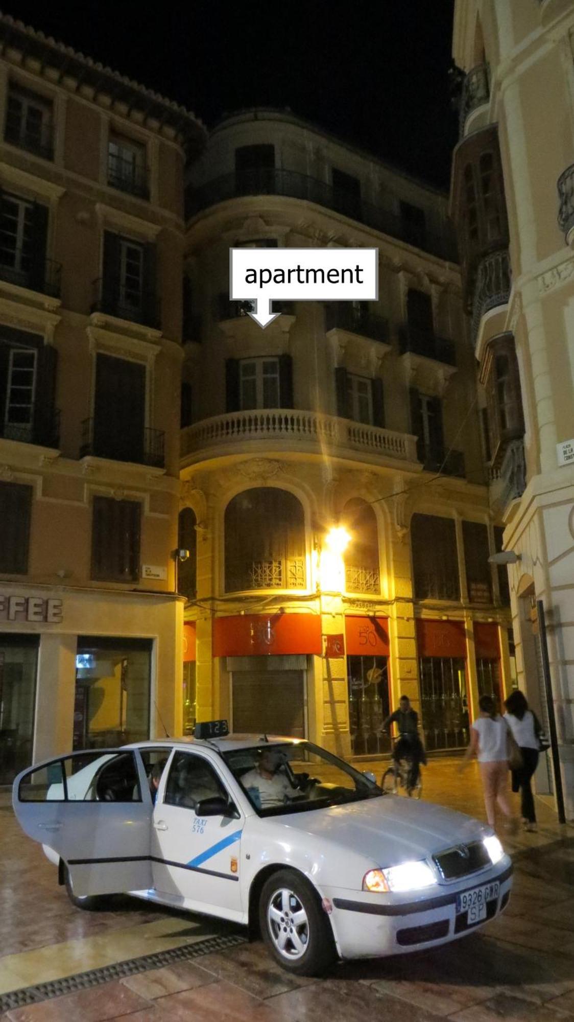 Historic 19th-century With Balcony Overlooking Plaza Apartamento *