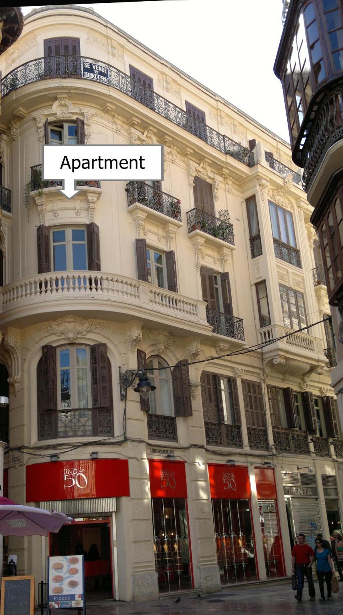 Historic 19th-century With Balcony Overlooking Plaza Apartamento